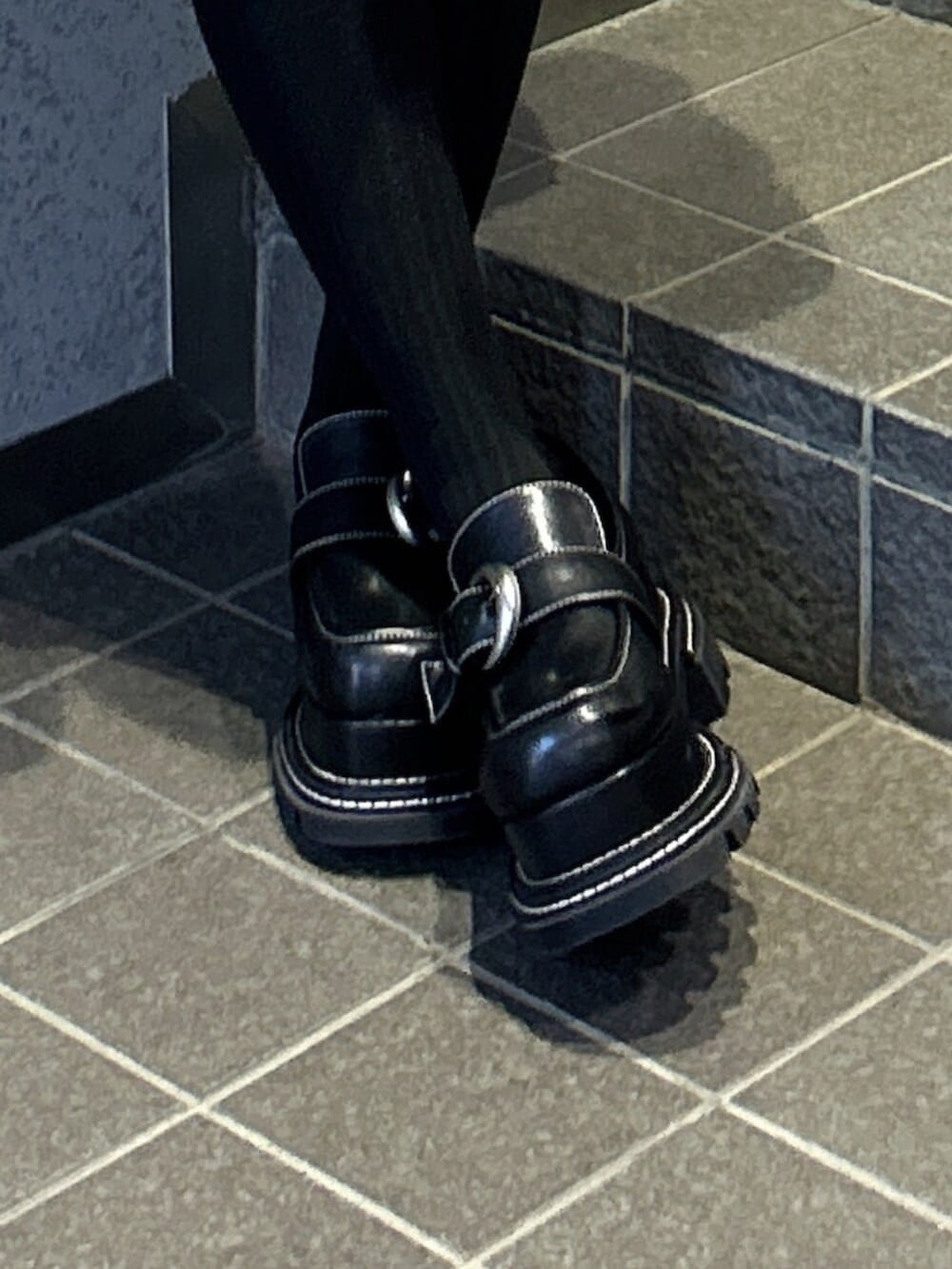 ブラック系のローファー、レッド系のワンピース、ホワイト系のシャツ/ブラウスを着用したレディースの秋コーディネートの5枚目の写真