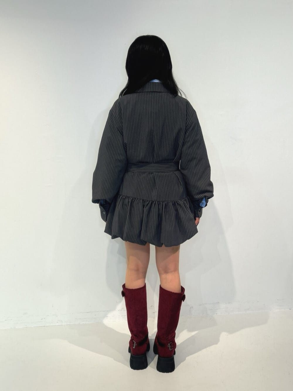 ブルー系のシャツ/ブラウス、レッド系のブーツ、グレー系のワンピースを着用したレディースの夏コーディネートの3枚目の写真