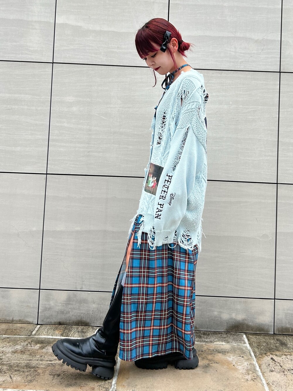 ブルー系のカーディガン/ボレロ、ブルー系のワンピース、ブラック系のブーツを着用したレディースの夏コーディネートの2枚目の写真