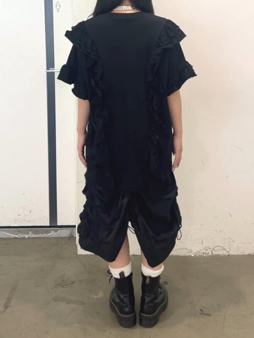 ブラック系のその他シューズ、ブラック系のスカート、ブラック系のTシャツ/カットソーを着用したレディースの夏コーディネートの3枚目の写真