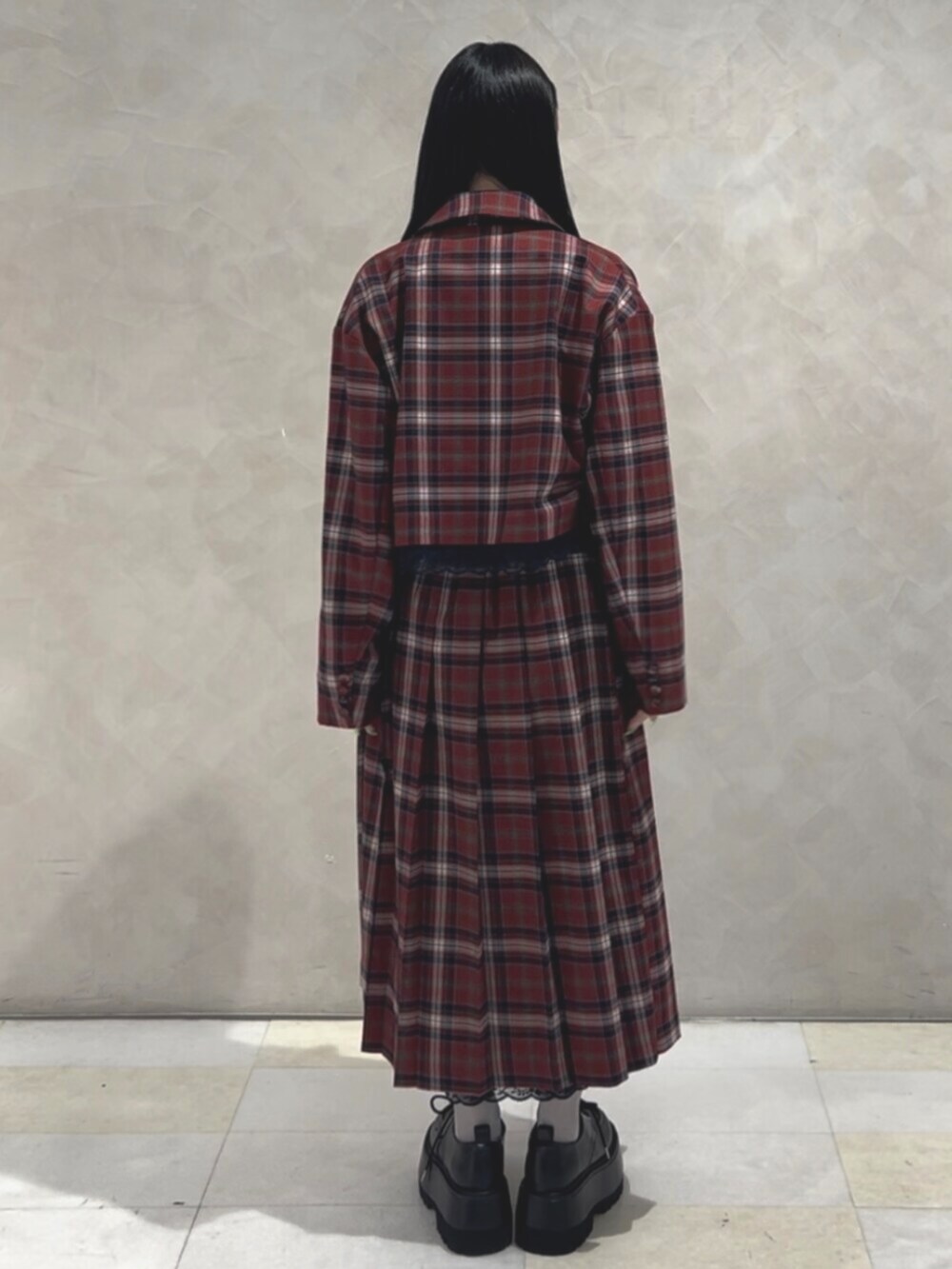 ブラック系のドレスシューズ、ホワイト系のシャツ/ブラウス、レッド系のスカートを着用したレディースの冬コーディネートの4枚目の写真