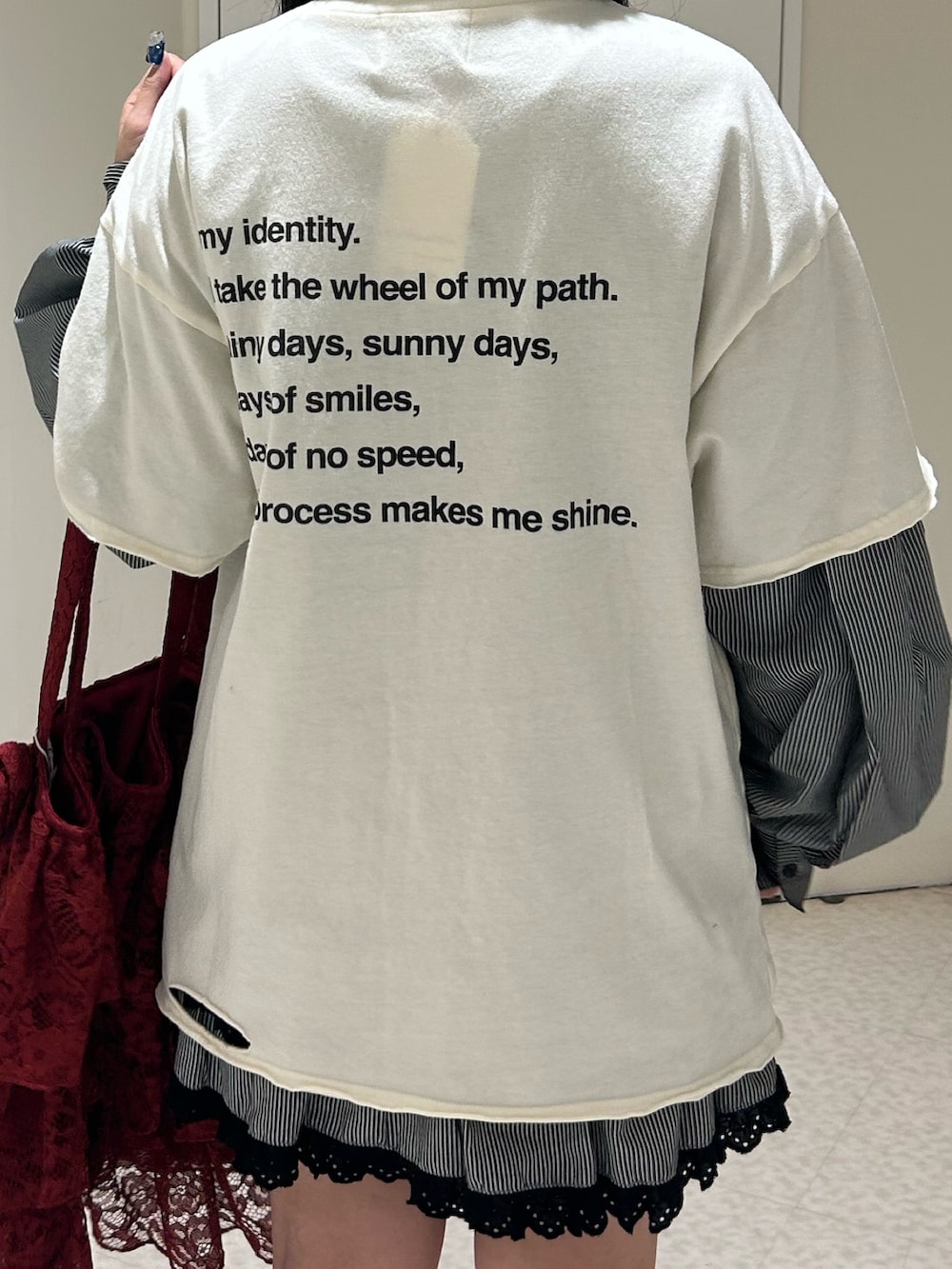 ホワイト系のTシャツ/カットソー、レッド系のスニーカー、レッド系のトートバッグを着用したレディースの春コーディネートの8枚目の写真