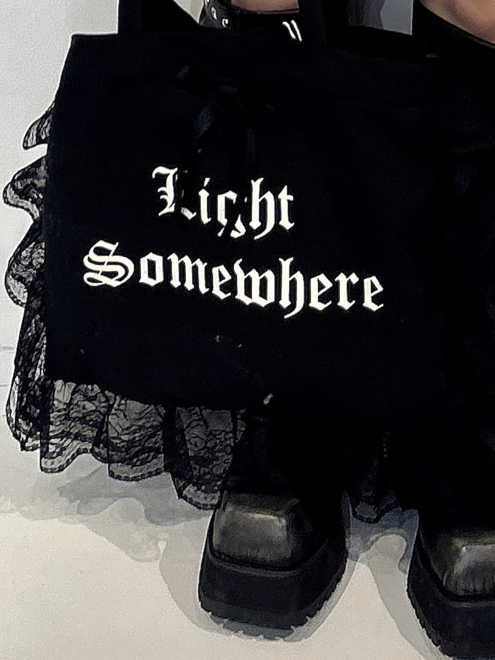 レッド系のワンピース、ブラック系のトートバッグ、ホワイト系のTシャツ/カットソーを着用したレディースの春コーディネートの5枚目の写真