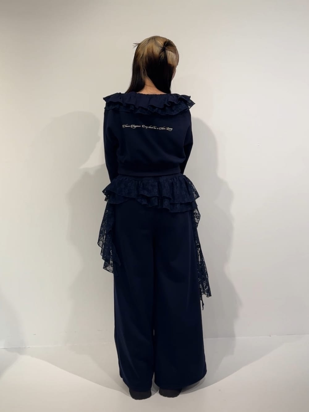 ブルー系のスウェットパンツ、ブルー系のスウェット、ブラック系のブーツを着用したレディースの秋コーディネートの3枚目の写真