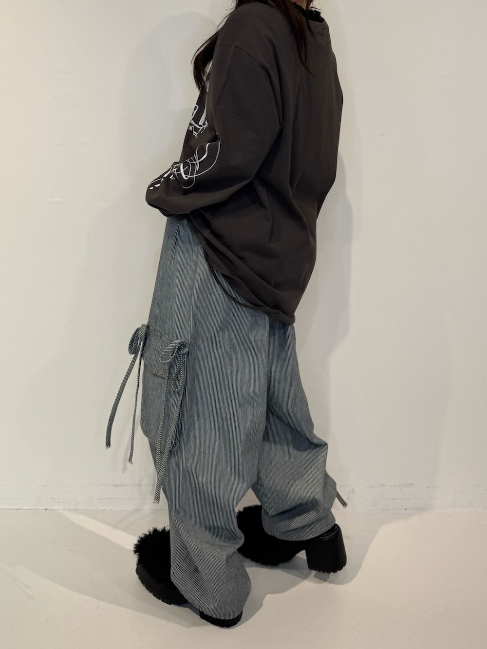 ブラック系のTシャツ/カットソー、ブラック系のデニムパンツ、ブラウン系のメガネを着用したレディースの春コーディネートの2枚目の写真