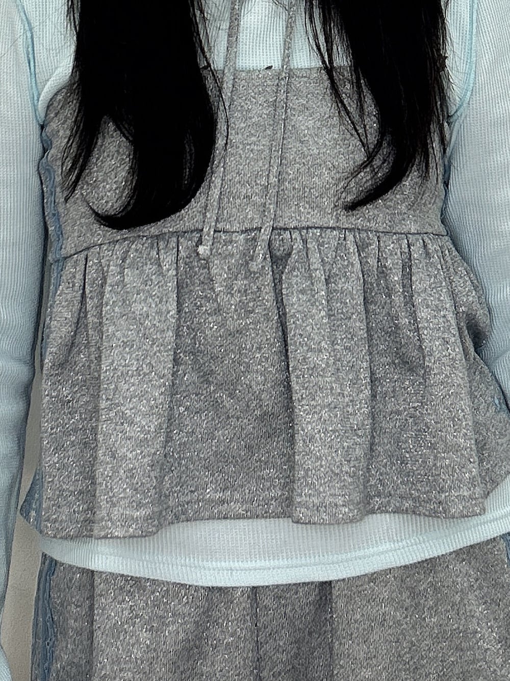 グレー系のキャミソール、グレー系のその他パンツ、ブルー系のTシャツ/カットソーを着用したレディースの春コーディネートの4枚目の写真