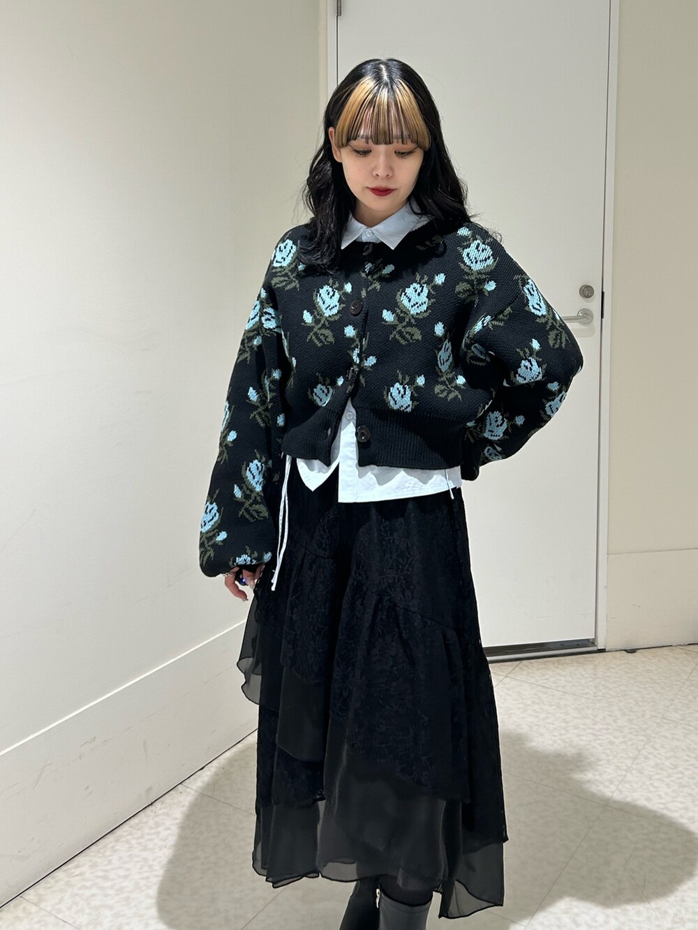 ブラック系のスカート、ブルー系のシャツ/ブラウス、ブラック系のカーディガン/ボレロを着用したレディースの冬コーディネートの5枚目の写真