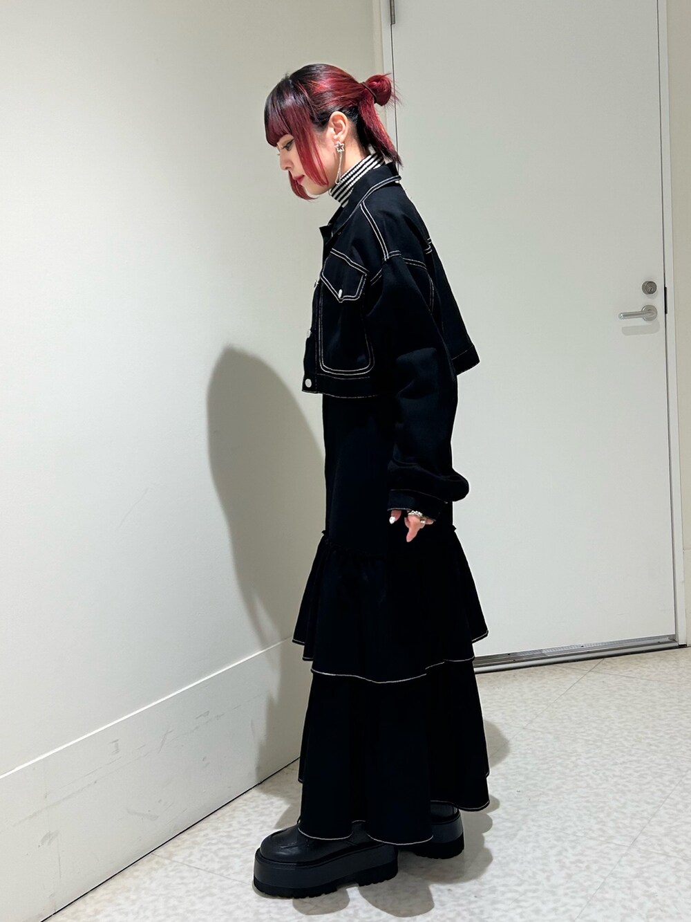 ブラック系のワンピース、その他のニット/セーター、ブラック系のドレスシューズを着用したレディースの秋コーディネートの2枚目の写真