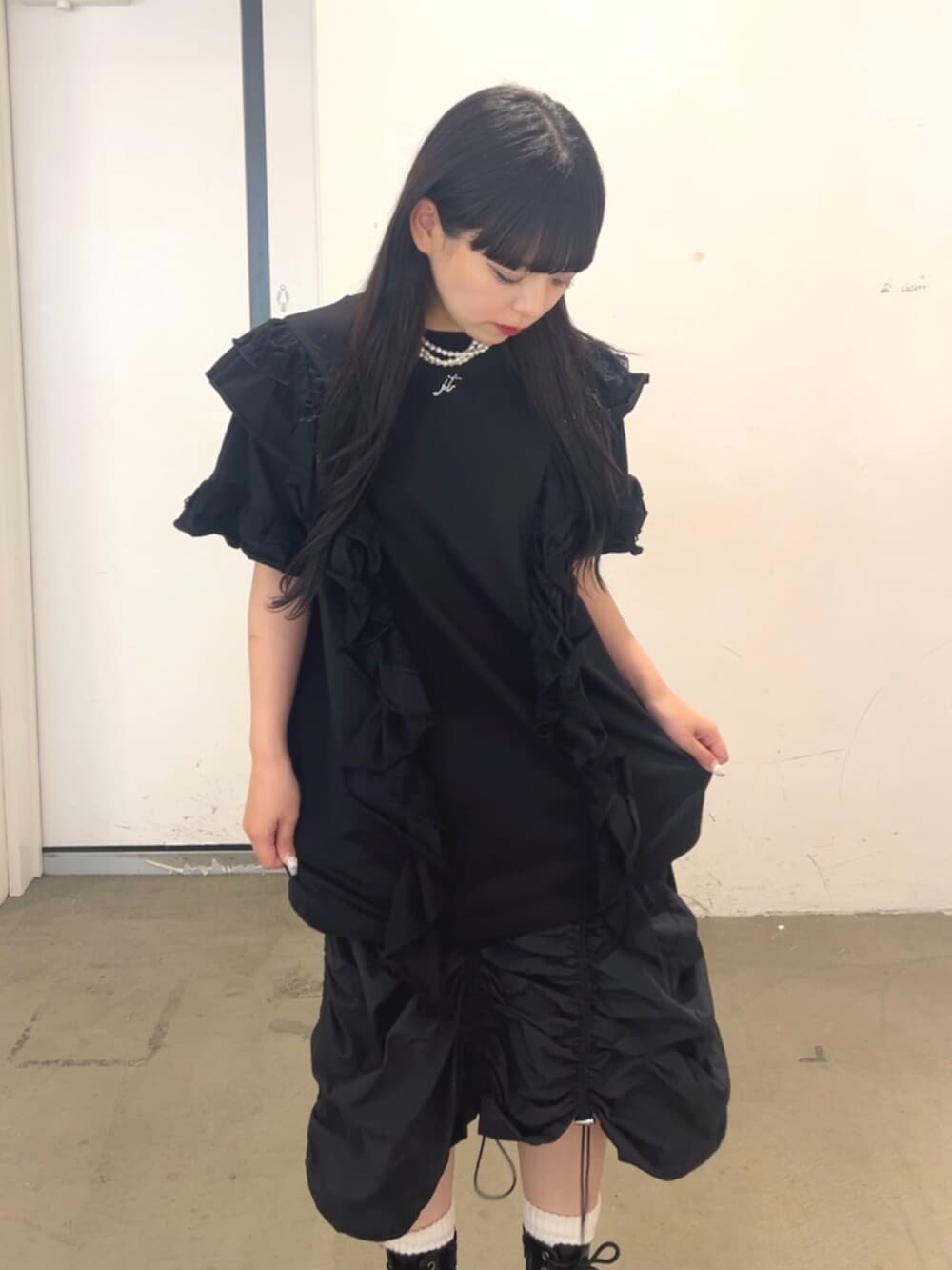 ブラック系のその他シューズ、ブラック系のスカート、ブラック系のTシャツ/カットソーを着用したレディースの夏コーディネートの6枚目の写真