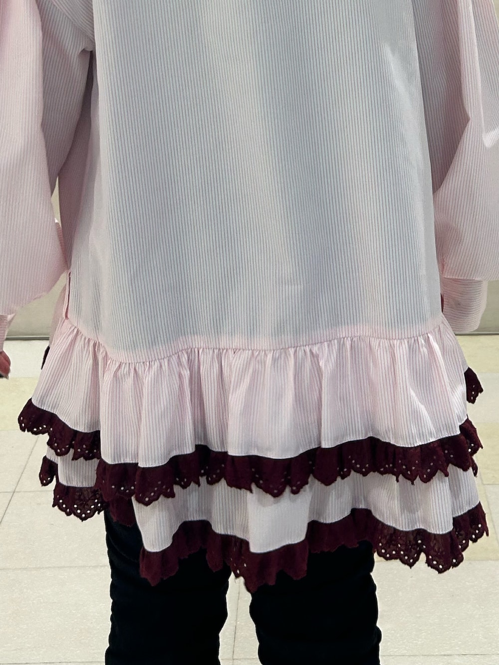 ピンク系のシャツ/ブラウス、ブラック系のデニムパンツ、ブラック系のドレスシューズを着用したレディースの秋コーディネートの7枚目の写真