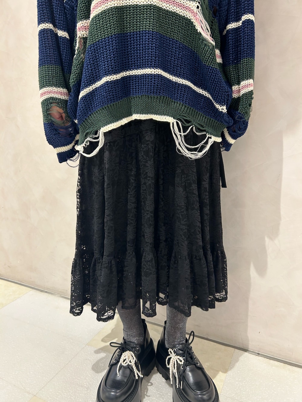 ブラック系のスカート、ブラック系のドレスシューズ、ホワイト系のシューズ小物/雑貨を着用したレディースの秋コーディネートの8枚目の写真