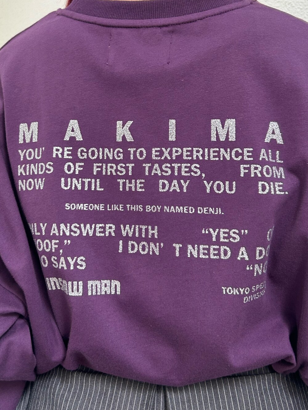 グレー系のスカート、ブラック系のドレスシューズ、パープル系のTシャツ/カットソーを着用したレディースの夏コーディネートの8枚目の写真