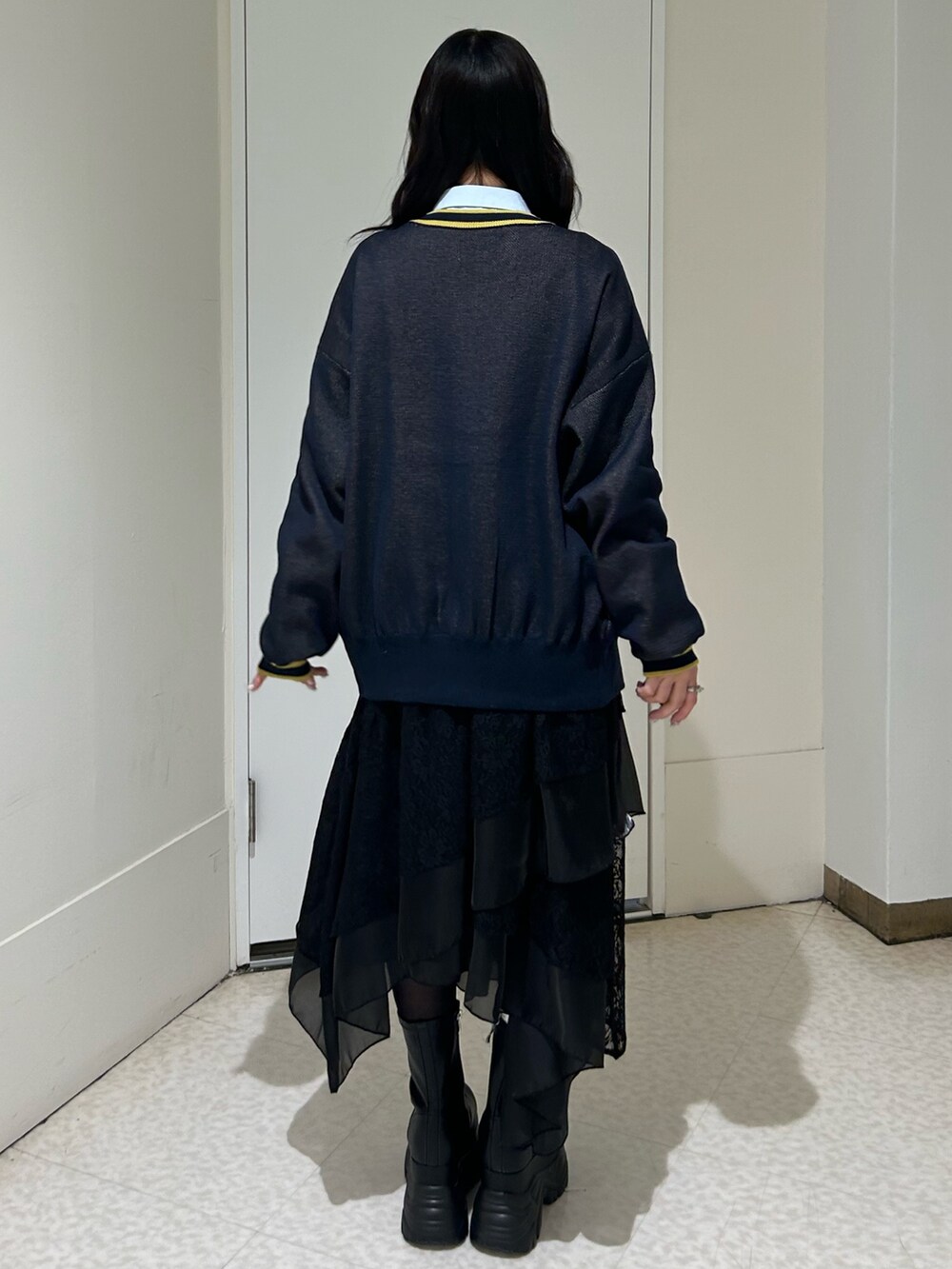 ブラック系のスカート、ブルー系のニット/セーター、ブルー系のシャツ/ブラウスを着用したレディースの冬コーディネートの3枚目の写真