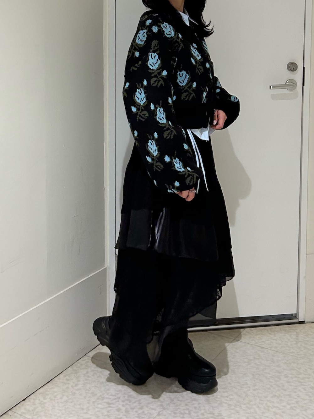 ブラック系のスカート、ブルー系のシャツ/ブラウス、ブラック系のカーディガン/ボレロを着用したレディースの冬コーディネートの2枚目の写真