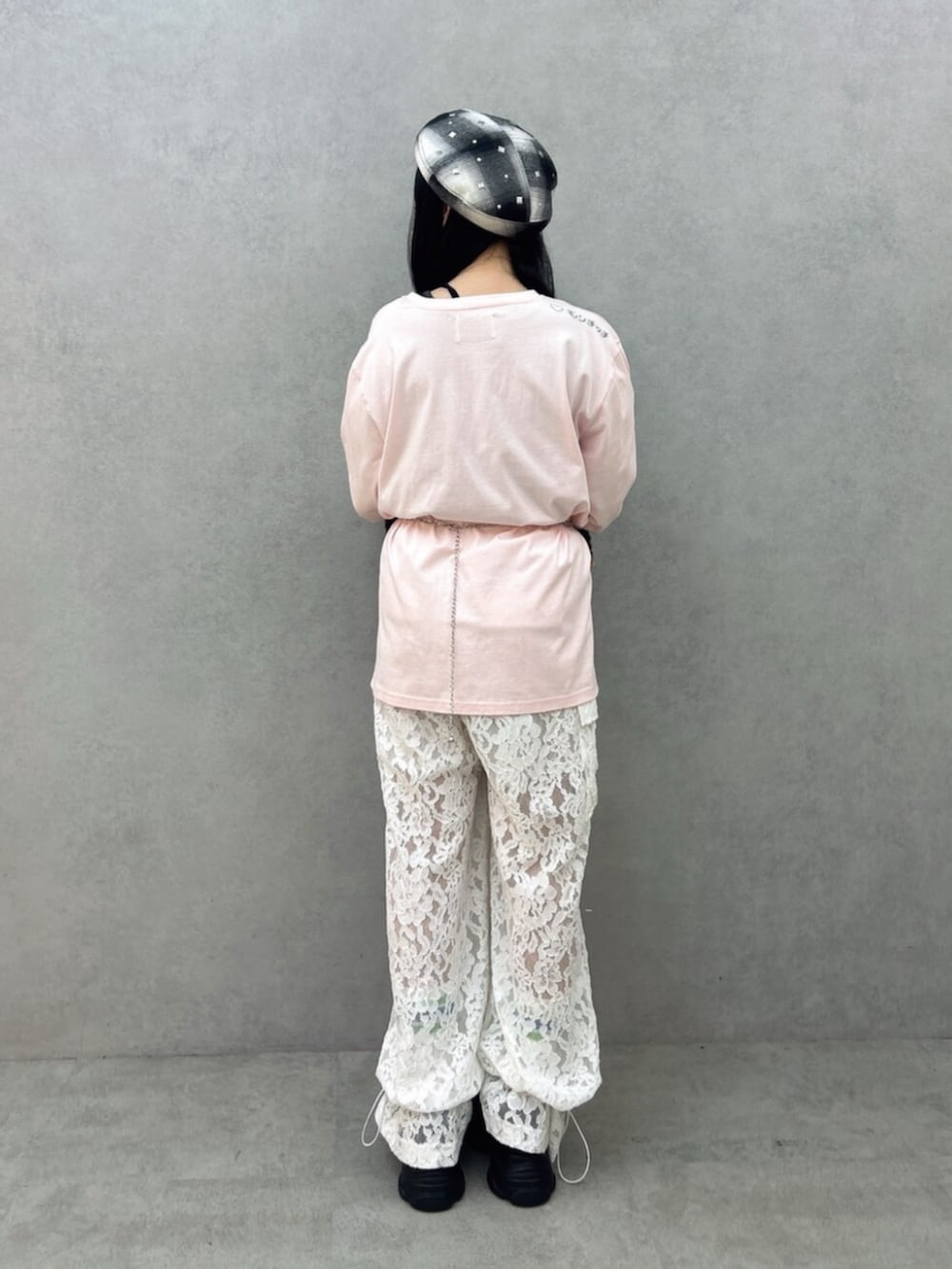 ブラック系のサンダル、ホワイト系のその他パンツ、ピンク系のTシャツ/カットソーを着用したレディースの夏コーディネートの3枚目の写真