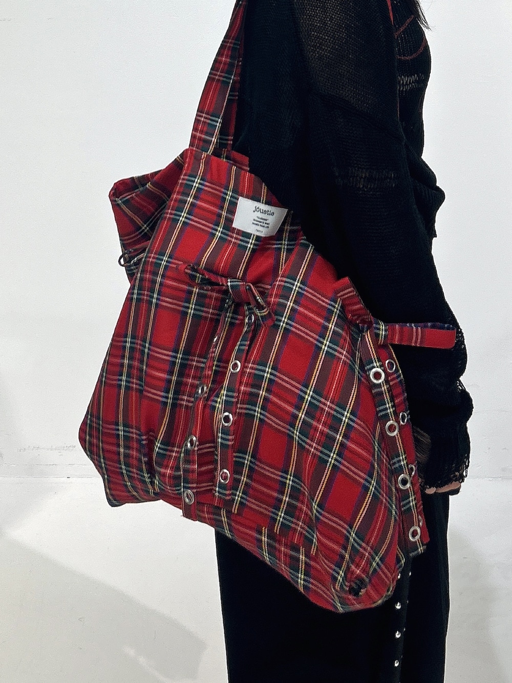 ブラック系のニット/セーター、ブラック系のスウェットパンツ、ブラック系のローファーを着用したレディースの冬コーディネートの4枚目の写真