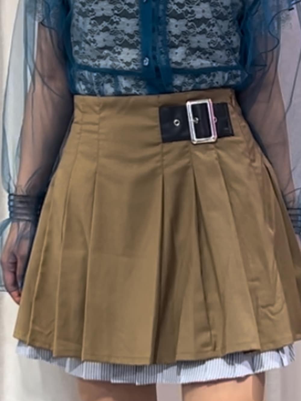 ブルー系のシャツ/ブラウス、ブルー系のTシャツ/カットソー、ベージュ系のスカートを着用したレディースの夏コーディネートの5枚目の写真