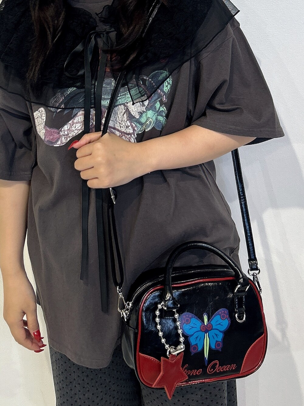 ブラック系のTシャツ/カットソー、ブラック系のボストンバッグ、ブラック系のローファーを着用したレディースの冬コーディネートの4枚目の写真