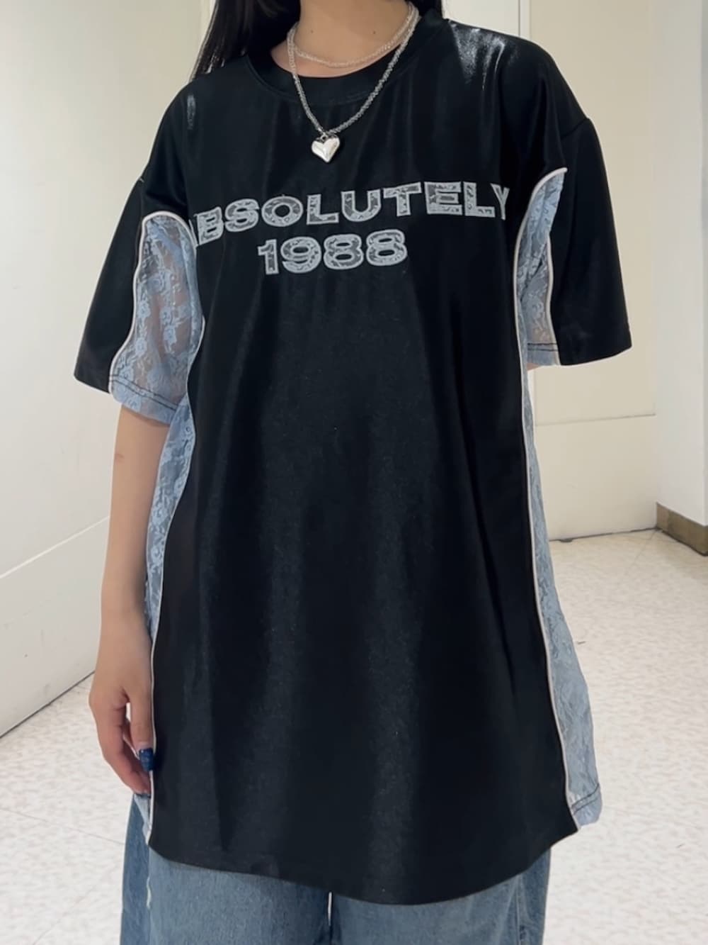 ブラック系のTシャツ/カットソー、ブラック系のその他シューズ、ブルー系のデニムパンツを着用したレディースの春コーディネートの4枚目の写真