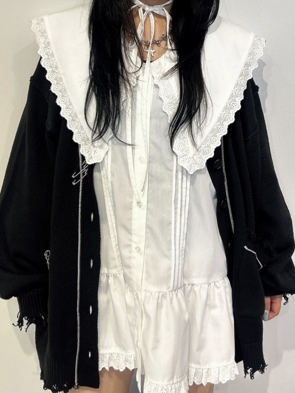 ブラック系のブーツ、ブラック系のカーディガン/ボレロ、ホワイト系のワンピースを着用したレディースの夏コーディネートの4枚目の写真
