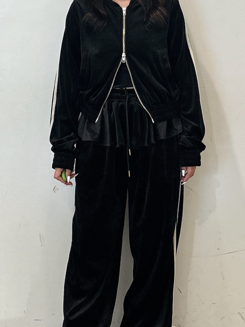 ブラック系のその他パンツ、ブラック系のパーカー、ブラック系のブーツを着用したレディースの秋コーディネートの5枚目の写真