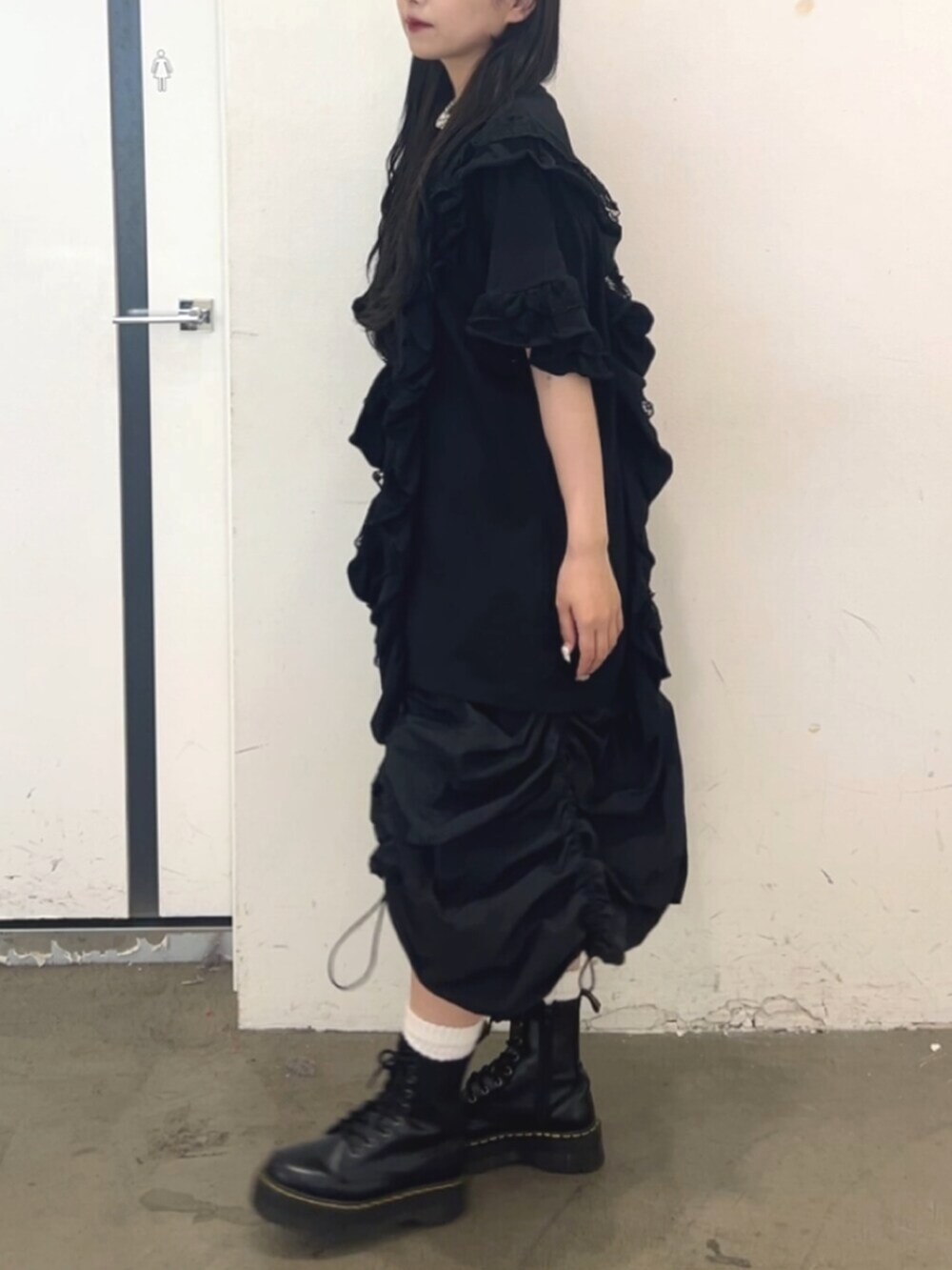 ブラック系のその他シューズ、ブラック系のスカート、ブラック系のTシャツ/カットソーを着用したレディースの夏コーディネートの2枚目の写真