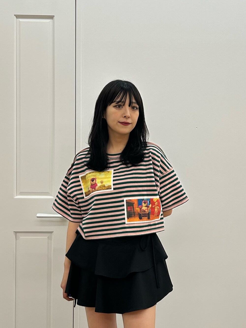 ブラック系のその他パンツ、ブラック系のブーツ、ピンク系のTシャツ/カットソーを着用したレディースの春コーディネートの4枚目の写真