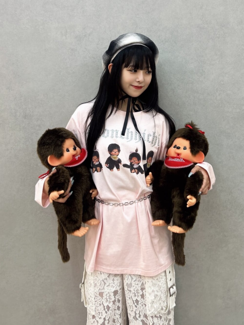ブラック系のサンダル、ホワイト系のその他パンツ、ピンク系のTシャツ/カットソーを着用したレディースの夏コーディネートの4枚目の写真
