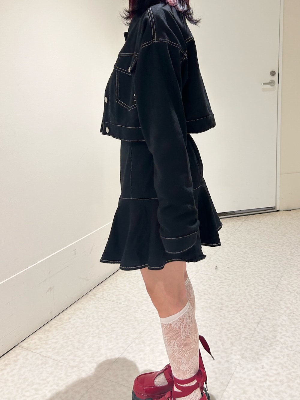 ブラック系のワンピース、ホワイト系のTシャツ/カットソー、レッド系のローファーを着用したレディースの秋コーディネートの4枚目の写真