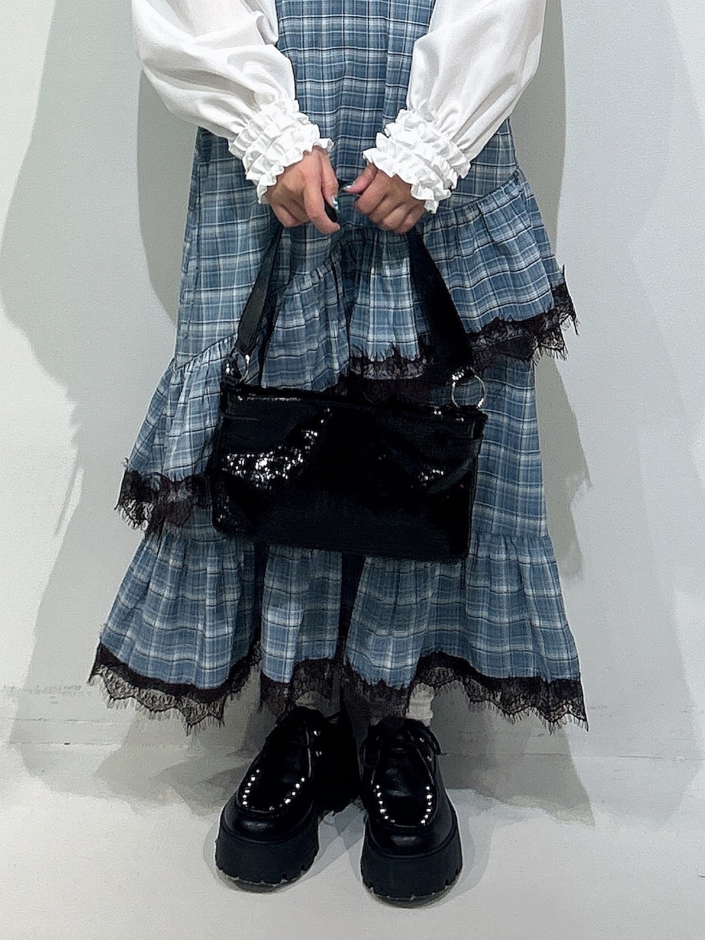 ホワイト系のシャツ/ブラウス、ブルー系のワンピース、ブラック系のハンドバッグを着用したレディースの冬コーディネートの5枚目の写真