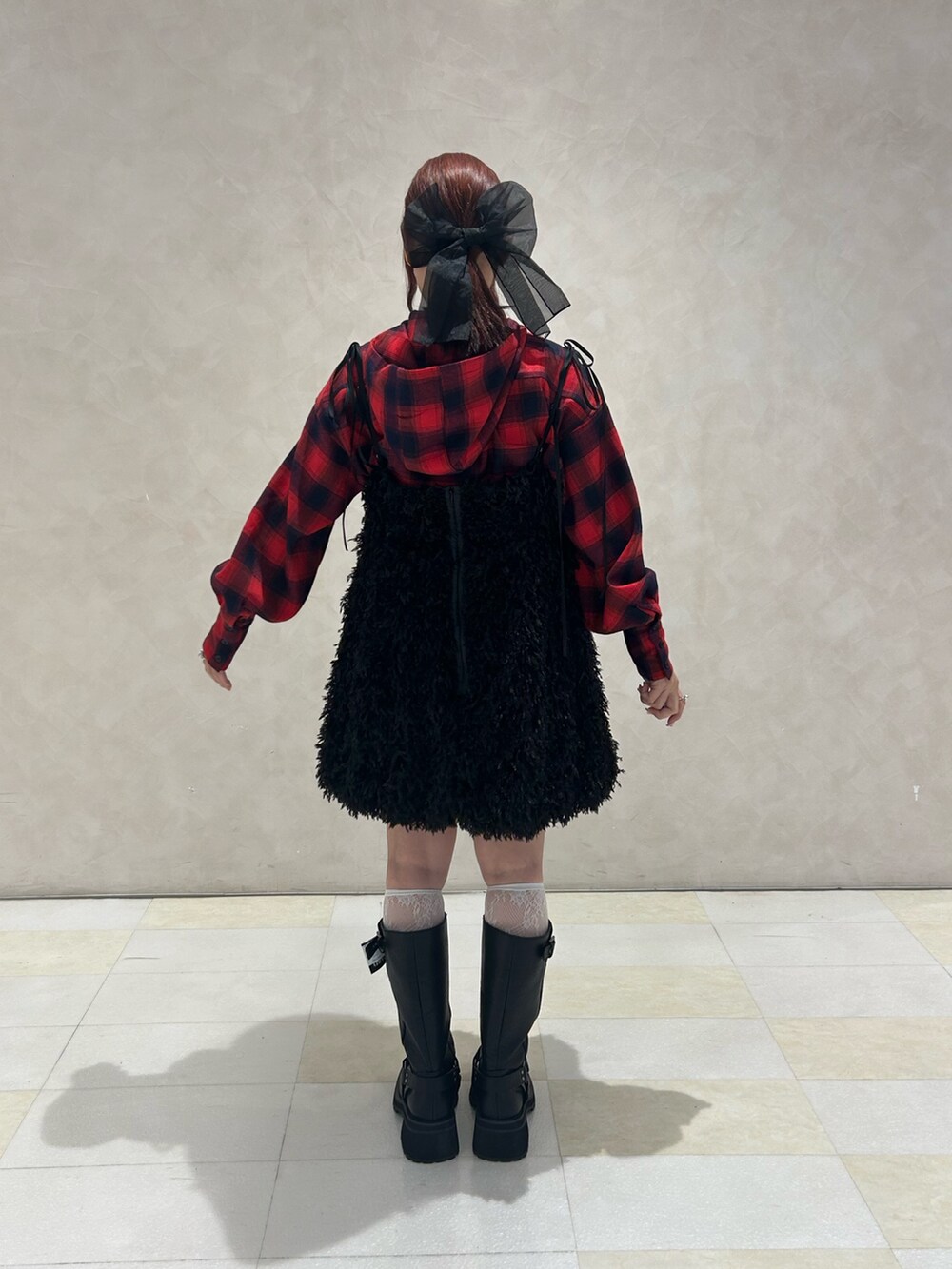 ブラック系のワンピース、レッド系のシャツ/ブラウス、ブラック系のブーツを着用したレディースの秋コーディネートの3枚目の写真