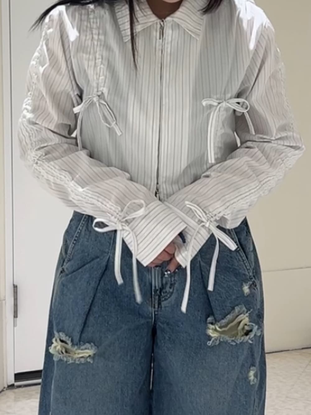 「jouetie、jouetiefashionista、jouetie_ootd、jouetieコーデ、シャツ、シャツスタイル、シャツコーデ、低身長、低身長コーデ、低身長女子、骨格、骨格ウェーブ」｜「jouetieのギャザースリーブストライプシャツ（シャツ/ブラウス、ホワイト系）」を使った、ALICEさん（骨格ウェーブ・レディース・152cm）の春コーディネートの4枚目の写真