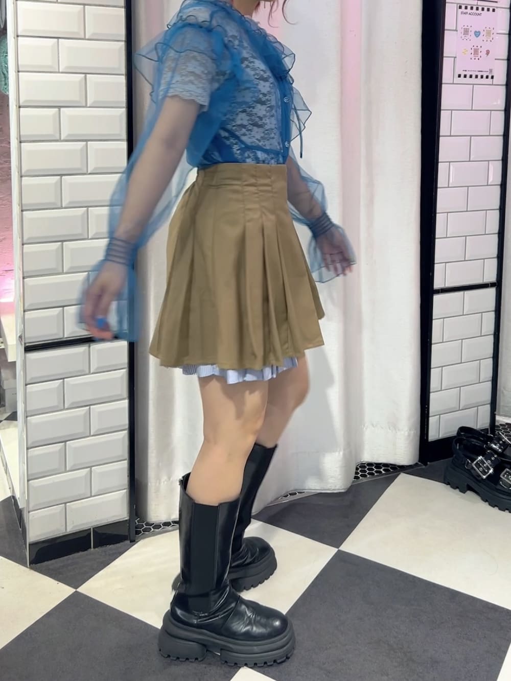 ブルー系のシャツ/ブラウス、ブルー系のTシャツ/カットソー、ベージュ系のスカートを着用したレディースの夏コーディネートの3枚目の写真