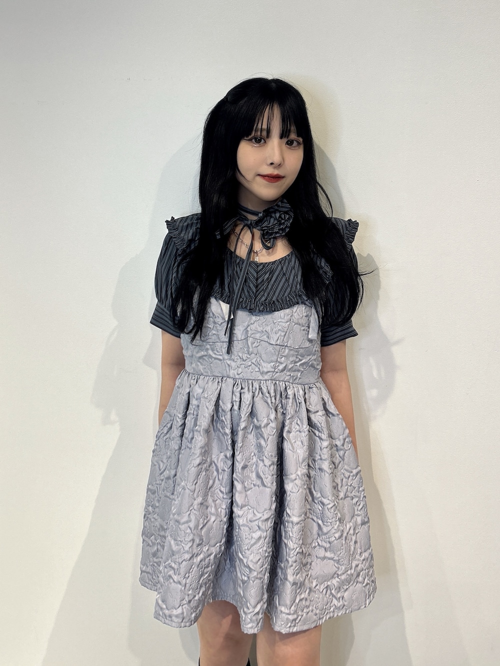 ブルー系のワンピース、ブラック系のシャツ/ブラウス、ブラック系のサンダルを着用したレディースの春コーディネートの4枚目の写真