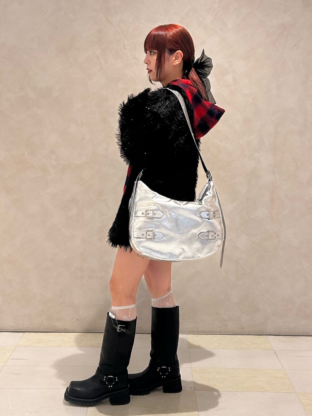 レッド系のシャツ/ブラウス、ブラック系のテーラードジャケット、ホワイト系のショルダーバッグを着用したレディースの秋コーディネートの2枚目の写真