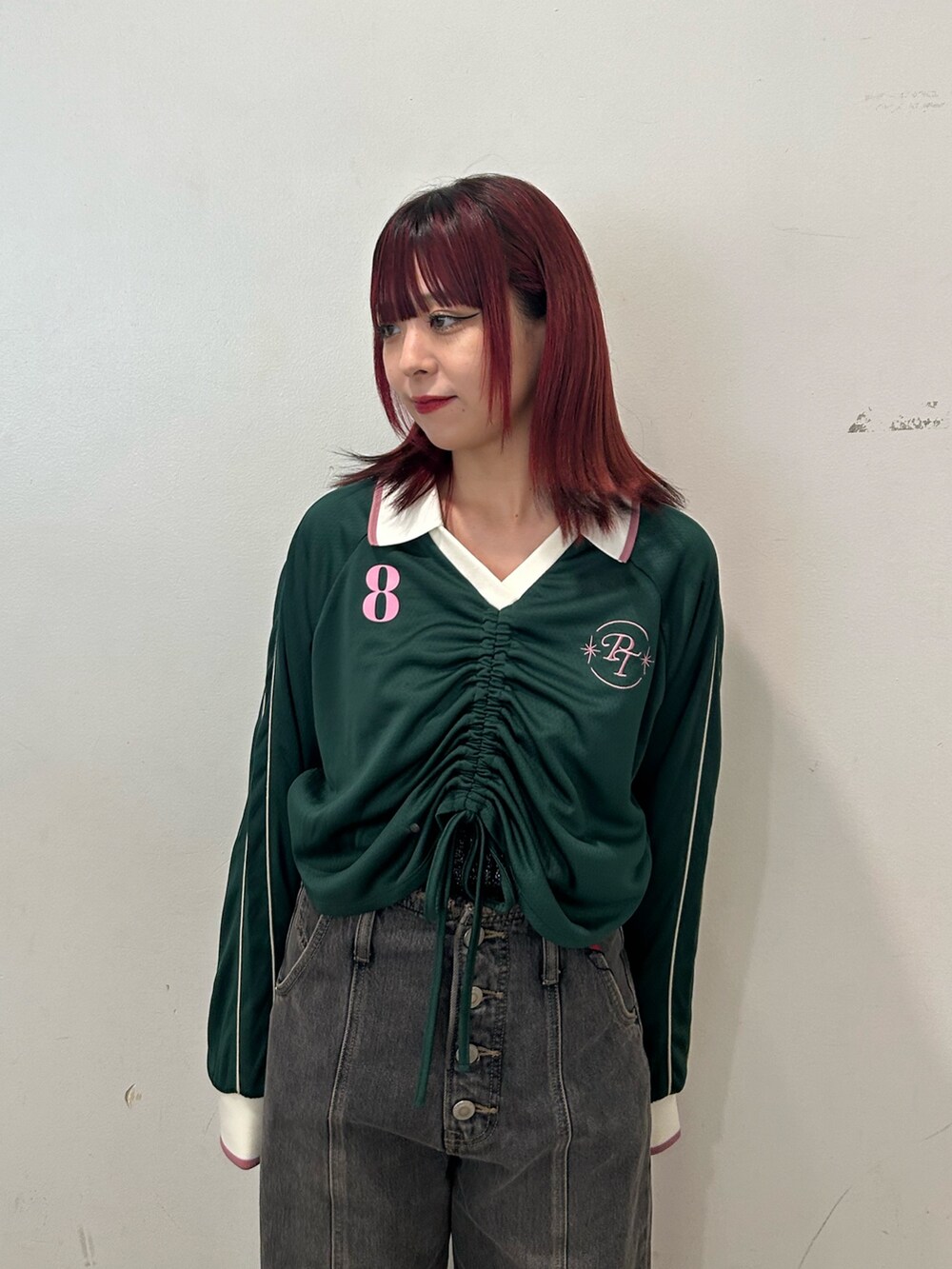 グリーン系のTシャツ/カットソー、ブラック系のデニムパンツ、レッド系のローファーを着用したレディースの夏コーディネートの6枚目の写真