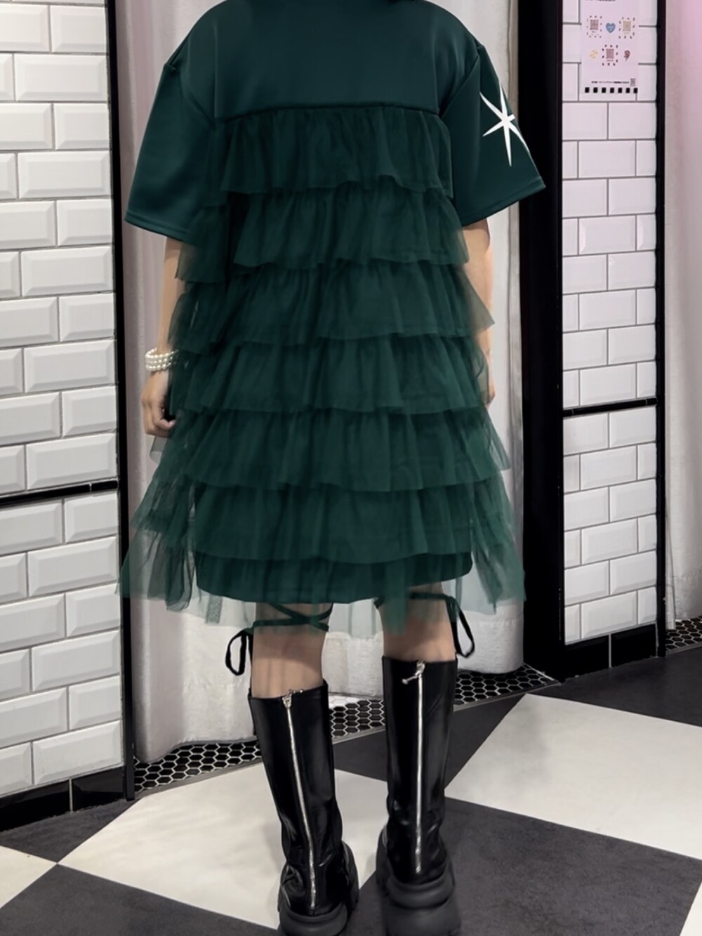 グリーン系のワンピース、ブラック系のその他パンツ、ブラック系のチョーカーを着用したレディースの夏コーディネートの3枚目の写真