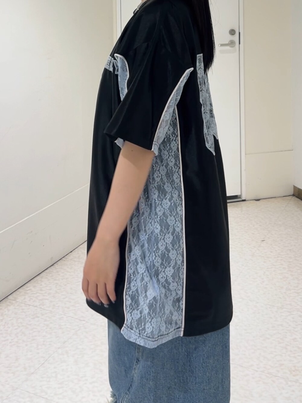 ブラック系のTシャツ/カットソー、ブラック系のその他シューズ、ブルー系のデニムパンツを着用したレディースの春コーディネートの6枚目の写真