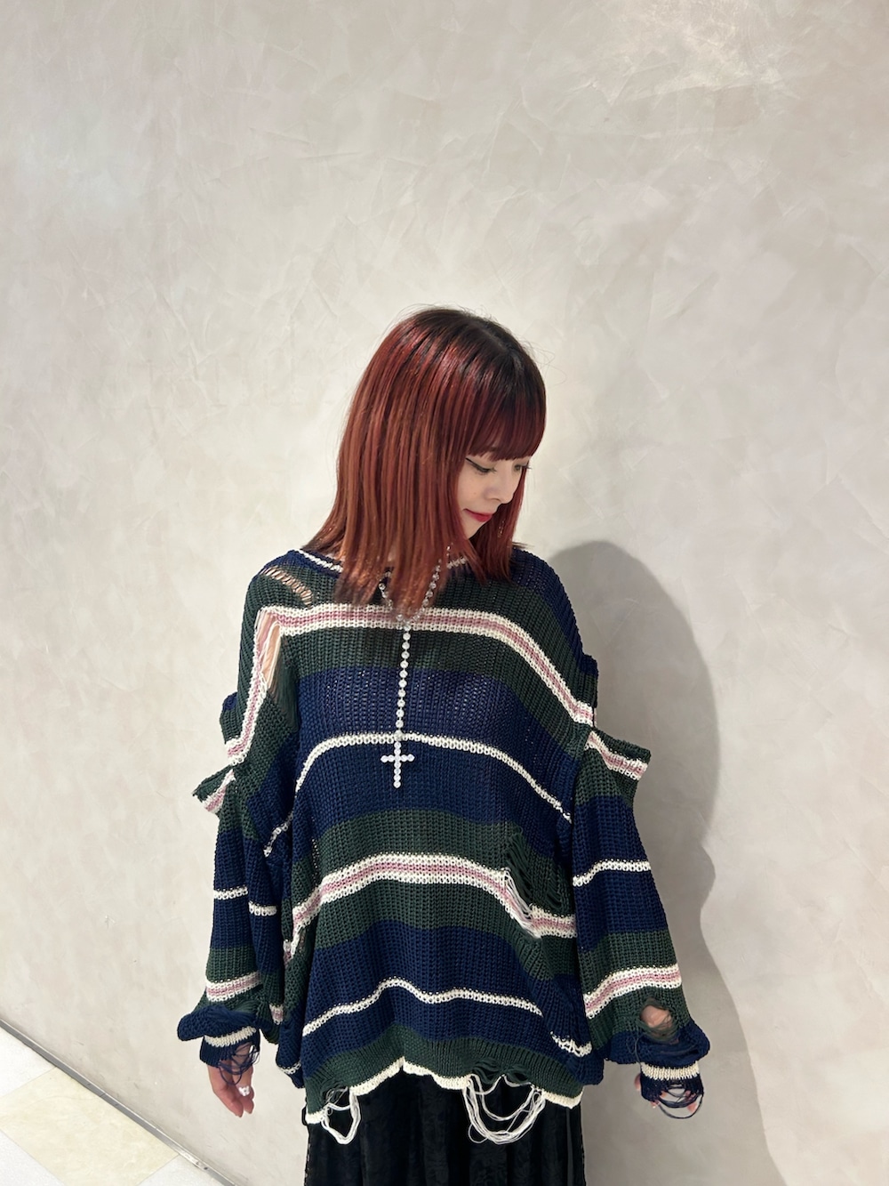 ブラック系のスカート、ブラック系のドレスシューズ、ホワイト系のシューズ小物/雑貨を着用したレディースの秋コーディネートの4枚目の写真