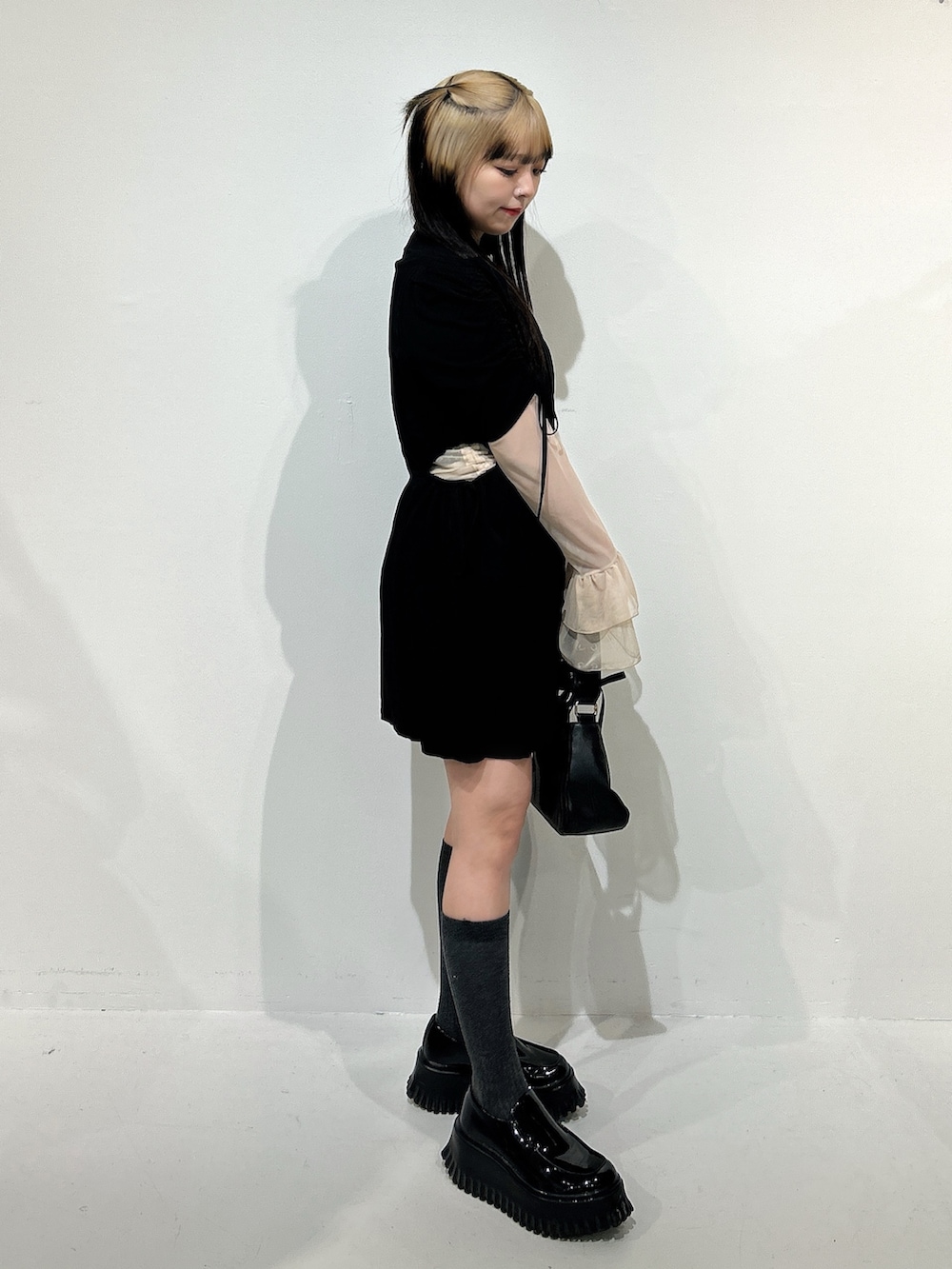 ホワイト系のTシャツ/カットソー、ブラック系のワンピース、ブラック系のハンドバッグを着用したレディースの春コーディネートの2枚目の写真