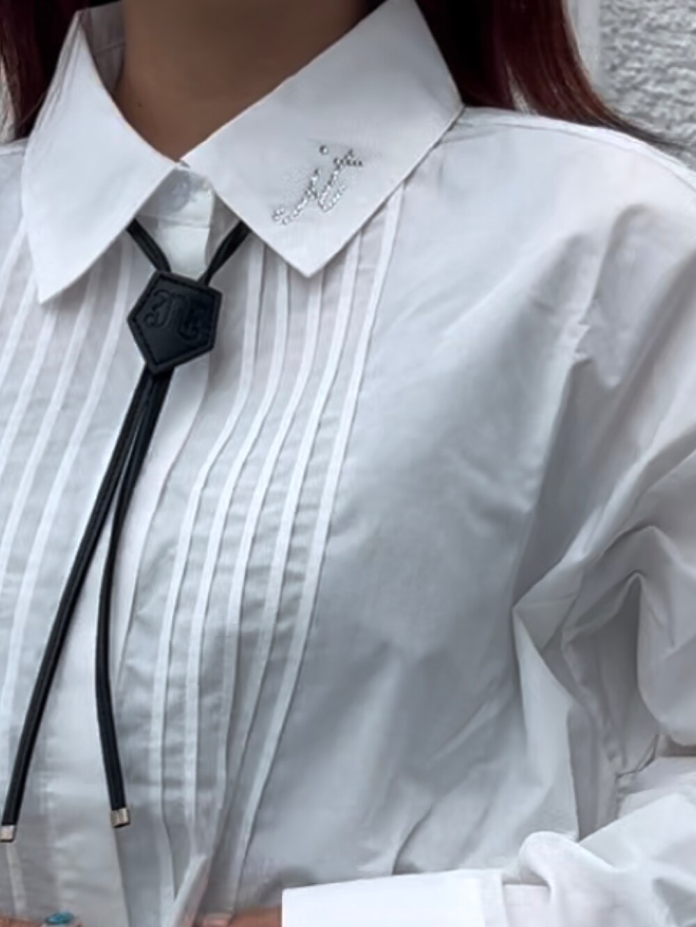 レッド系のスカート、レッド系のローファー、ホワイト系のシャツ/ブラウスを着用したレディースの夏コーディネートの8枚目の写真