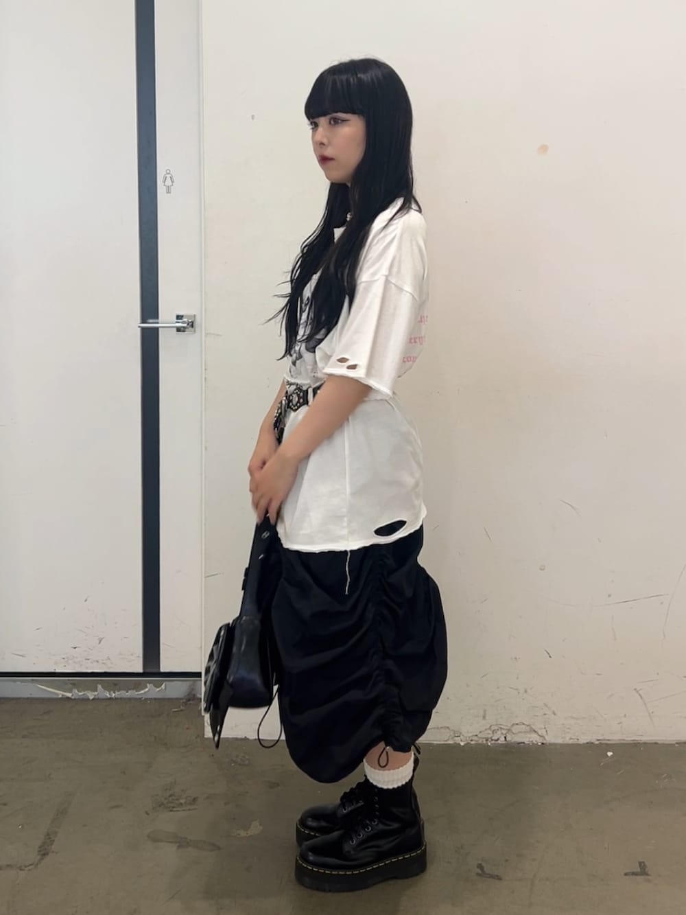 ホワイト系のTシャツ/カットソー、ブラック系のスカート、ブラック系のその他シューズを着用したレディースの夏コーディネートの2枚目の写真