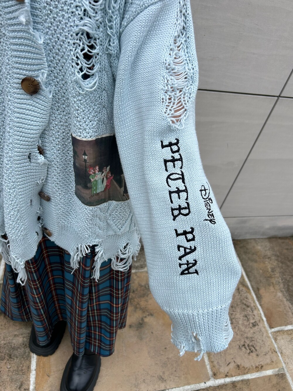 ブルー系のカーディガン/ボレロ、ブルー系のワンピース、ブラック系のブーツを着用したレディースの夏コーディネートの7枚目の写真