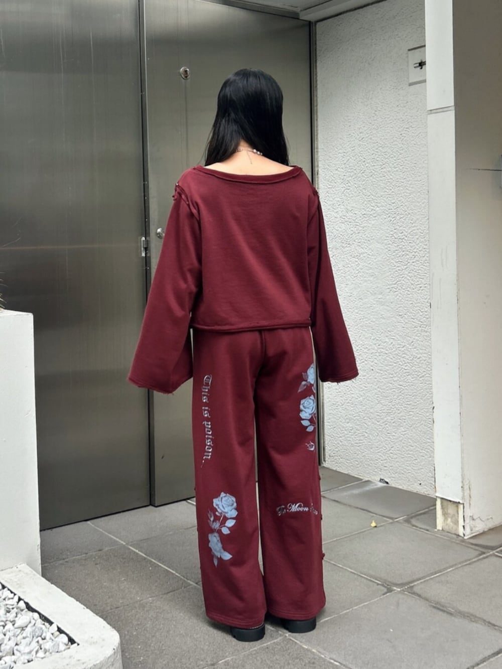 ブラック系のローファー、レッド系のスウェット、レッド系のその他パンツを着用したレディースの秋コーディネートの3枚目の写真