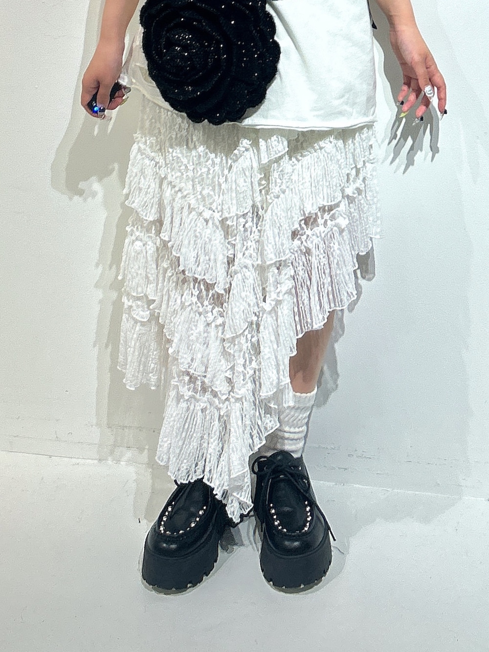 ホワイト系のTシャツ/カットソー、ホワイト系のスカート、ブラック系のローファーを着用したレディースの春コーディネートの5枚目の写真