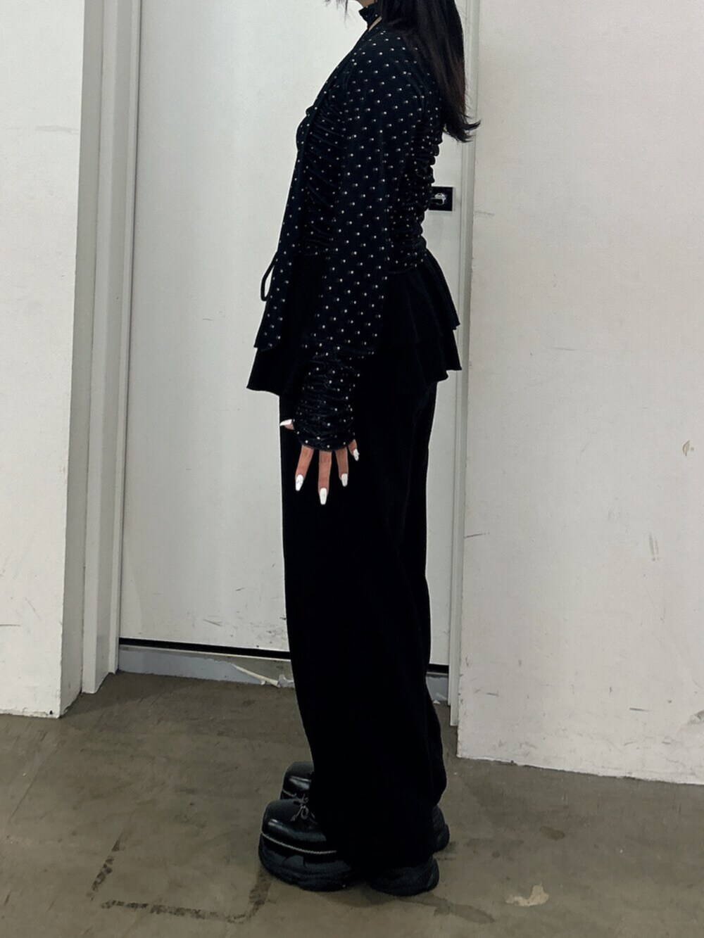 ブラック系のスニーカー、ブラック系のスウェットパンツ、ブラック系のTシャツ/カットソーを着用したレディースの秋コーディネートの2枚目の写真