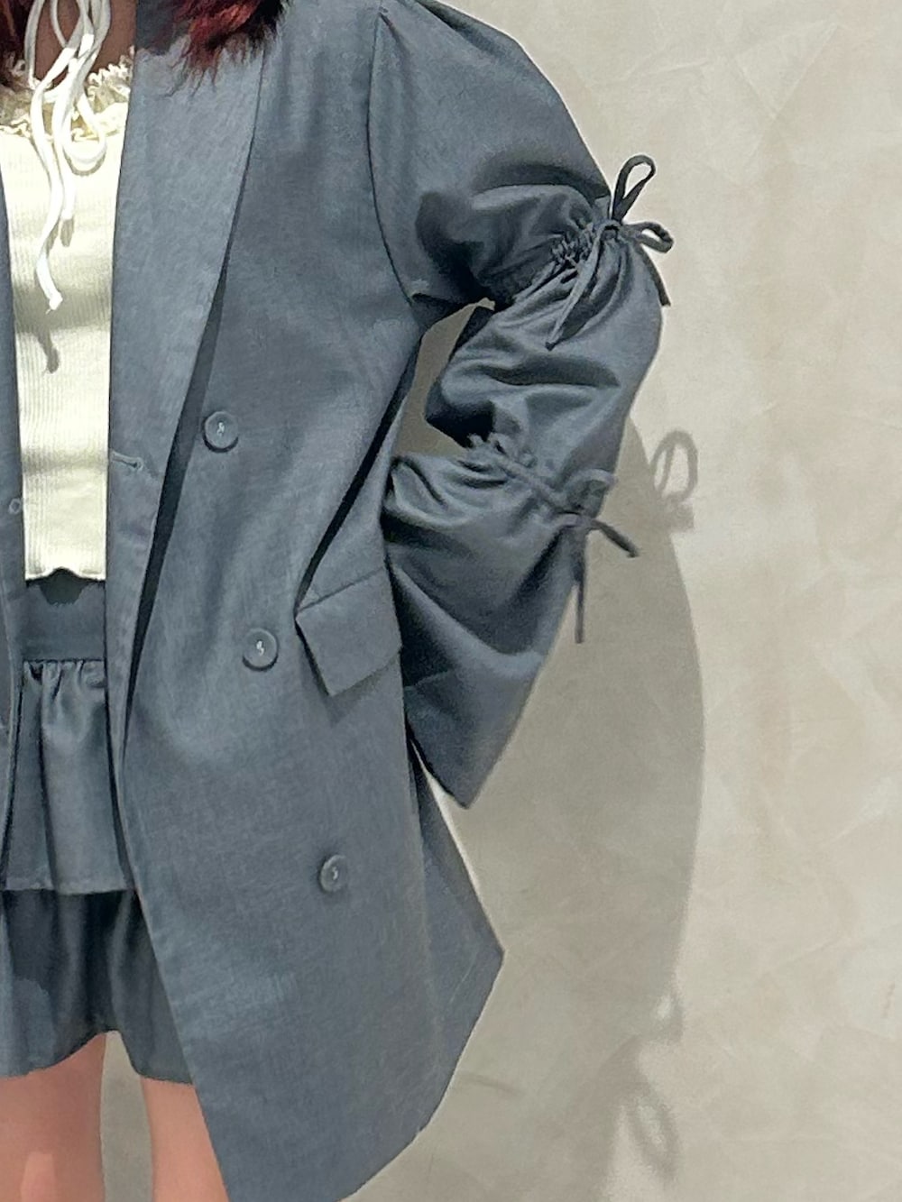 ブラック系のブーツ、グレー系のワンピース、ホワイト系のTシャツ/カットソーを着用したレディースの秋コーディネートの6枚目の写真