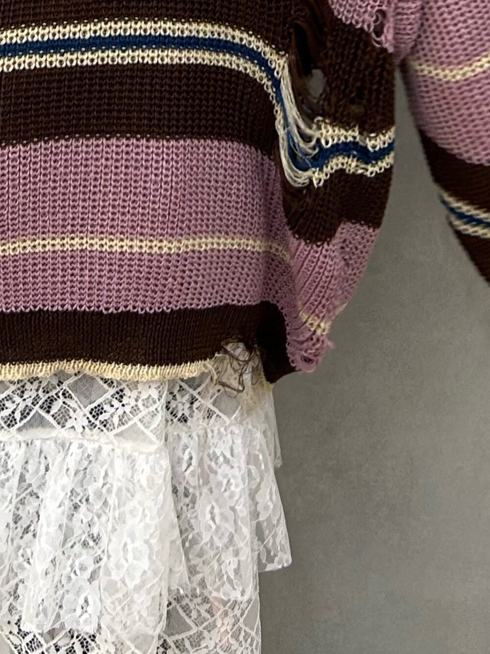 ホワイト系のワンピース、ピンク系のニット/セーター、ピンク系のシャツ/ブラウスを着用したレディースの春コーディネートの7枚目の写真