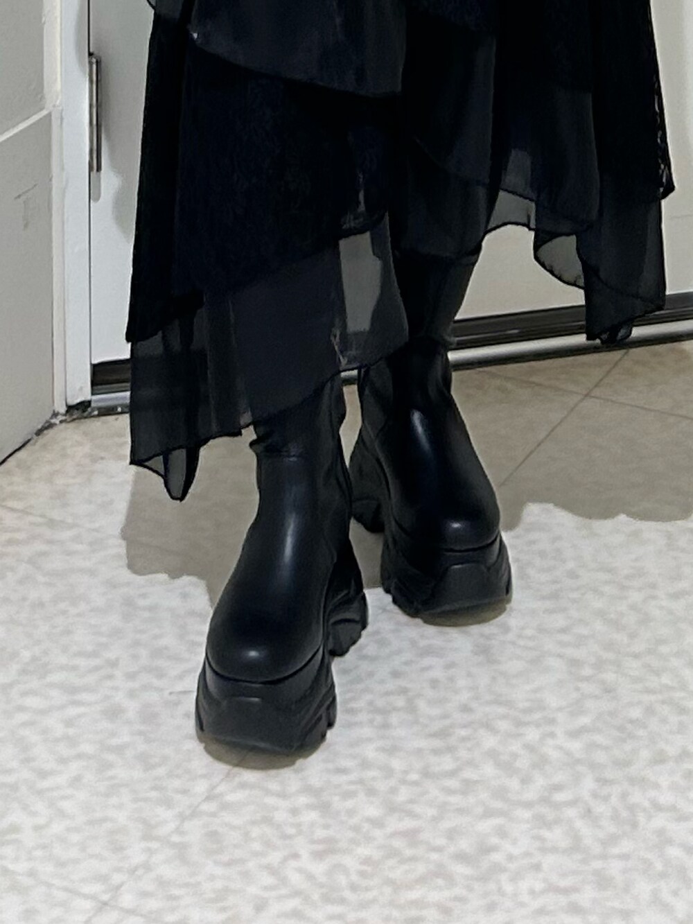 ブラック系のスカート、ブルー系のニット/セーター、ブルー系のシャツ/ブラウスを着用したレディースの冬コーディネートの7枚目の写真