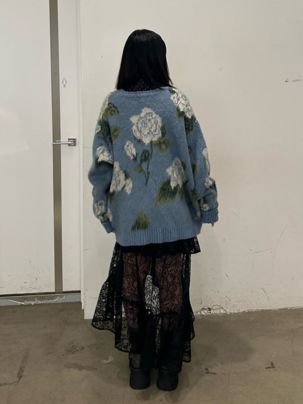 ブラック系のブーツ、ブラック系のシャツ/ブラウス、ブルー系のニット/セーターを着用したレディースの夏コーディネートの3枚目の写真